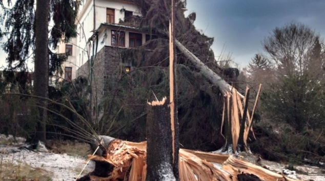 Hasiči likvidují následky silného větru.Náledí na vozovce působí komplikace