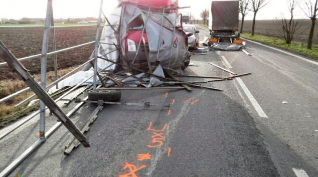 Nehoda tří vozidel u Libivé kvůli silnému větru