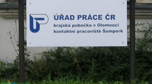 Zaměstnanci úřadů práce se teprve začínají proškolovat na vyplácení dávek