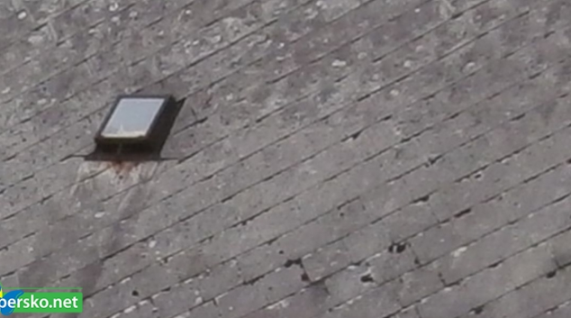 Zloděj do obchodu se vloupal přes vypáčené okno vikýře