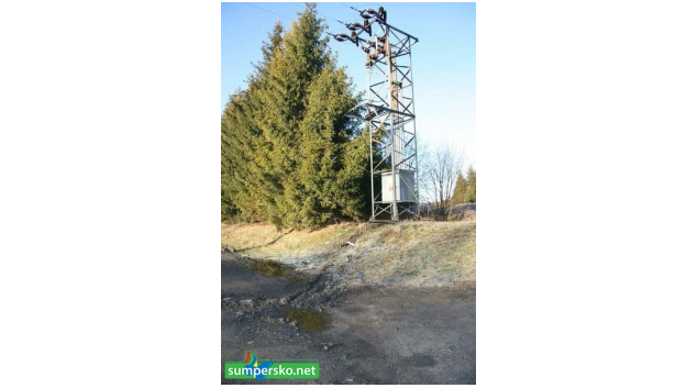 Transformátor ve výšce čtyř metrů ukradl zloděj u přehrady