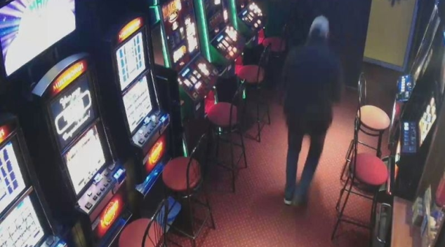 Policie zjišťuje totožnost lupiče z olomoucké herny