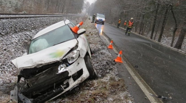 Kvůli nezpevněné krajnici na Jesenicku havarovala žena z Loštic
