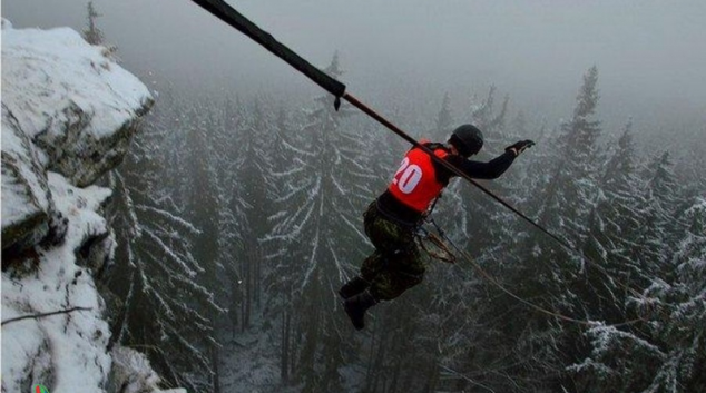 Skok smrti a noční přestřelka. Armádní soutěž pokračuje