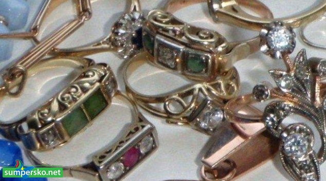 Žena na Mohelnicku přišla o šperky za sto tisíc korun