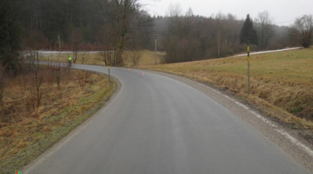 Řidič s havarovaným vozidlem a zraněnými uvnitř z místa nehody ujel