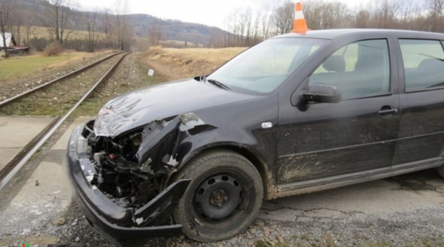 Řidič u Vápenné špatně najel k přejezdu. Zachytil ho vlak