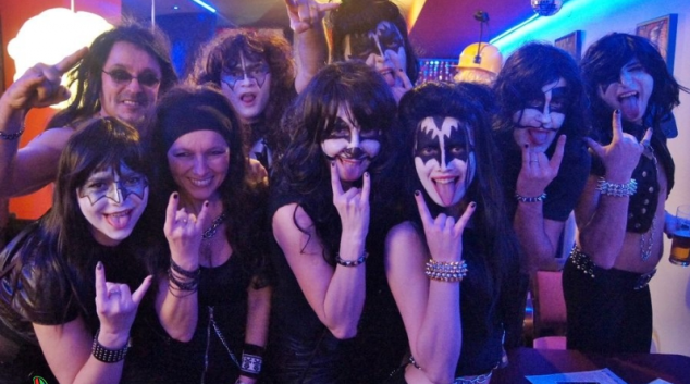 Maškarní divadelní ples v Šumperku vyhráli letos Kissáci