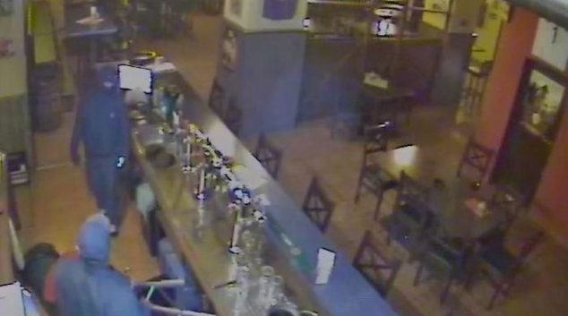 Host olomouckého baru zahnal lupiče židlí