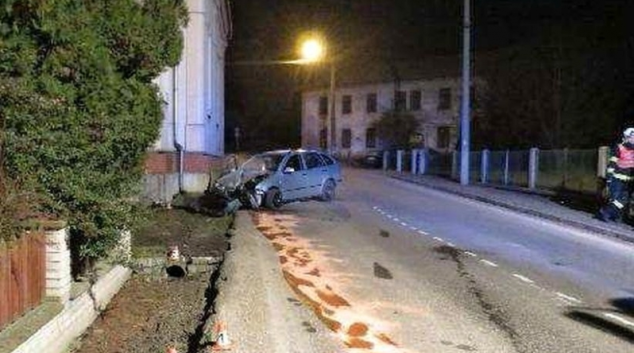 Opilého řidiče zastavila až kostelní zeď ve Zvoli