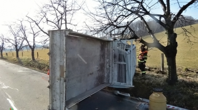 Pod nákladním vozidlem na Jesenicku se utrhla krajnice