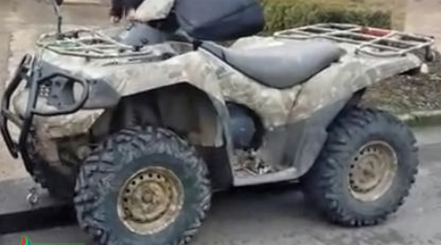 V Bratrušově zloděj vysadil vrata a ukradl čtyřkolku