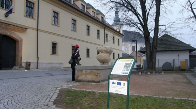 Zábřeh označil své nemovitosti městským znakem