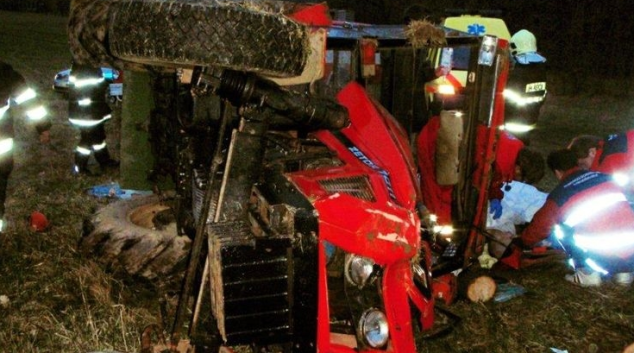 AKTUALIZOVÁNO!Hasiči u Bouzova vyprošťovali dva traktoristy