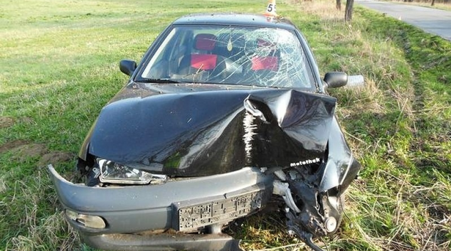 Řidič v Loučné nad Desnou naboural do stromu a odešel