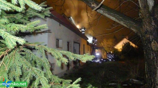 Ve Zlatých Horách hořel dům nedaleko benzínové stanice