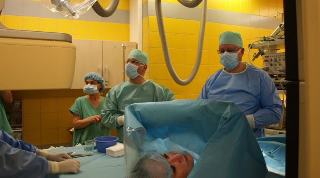 Kardiologové FN Olomouc implantovali monitor pomocí „injekce“