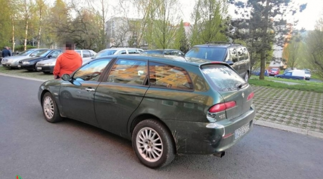 Žena v Šumperku viděla z okna, jak ji nabourali auto