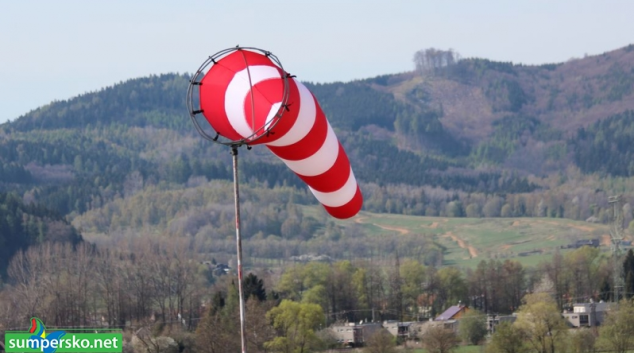 Pilot s kluzákem odstartoval v Šumperku a skončil na poli u Šternberku