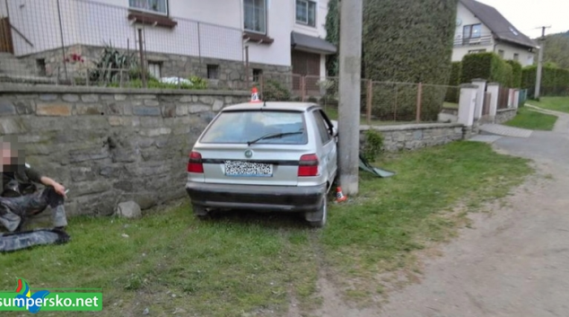 Podnapilý řidič nezvládnul jízdu do Kopřivné a skončil v zídce