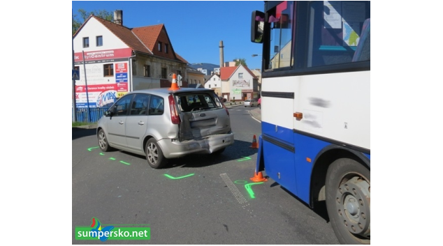 Řidič autobusu v Jeseníku nedokázal dobrzdit