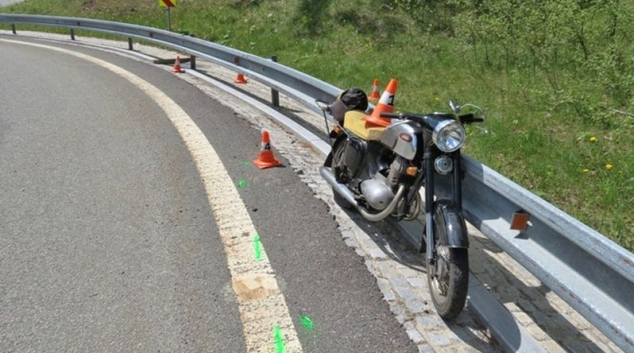 76letý motorkář přepadl na Jesenicku před svodidlo