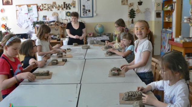 Nevidomá sochařka Petra Voglová učarovala dětem v Krasohledu