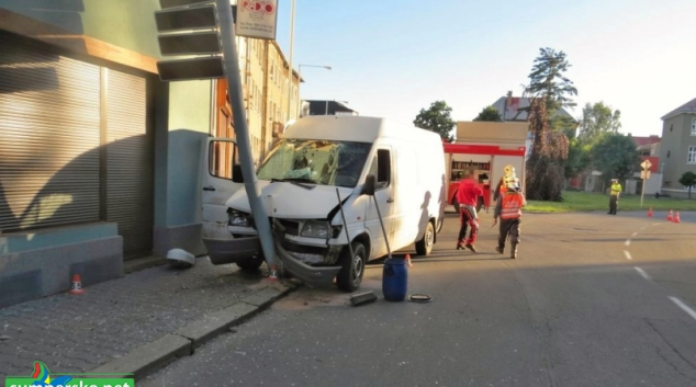 Opilý řidič dodávky zlikvidoval v Šumperku sloup