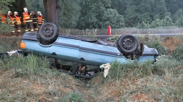 Audi skončilo na střeše a opilý řidič v policejní cele