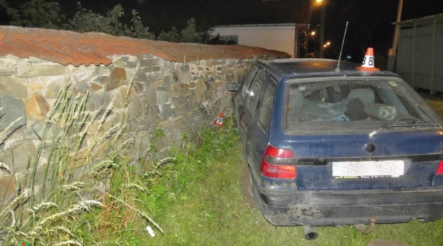 Alkoholem zmožený řidič trefil kamennou zeď v Moravičanech