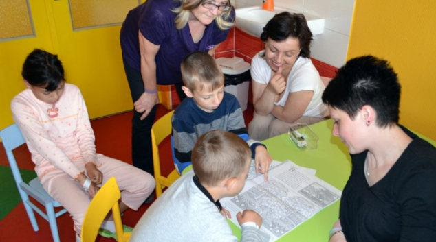 Dětským pacientům v nemoci chodí knihovnice předčítat pohádky