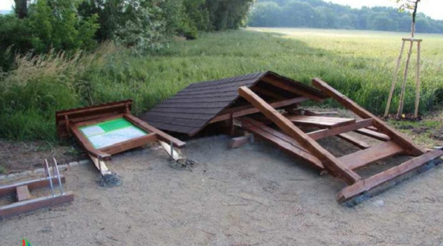 Vandal na Olomoucku zničil odpočívadla u cyklostezky