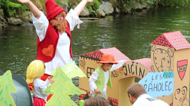 FOTO:Splutí Desné na atraktivních plavidlech v Sudkově