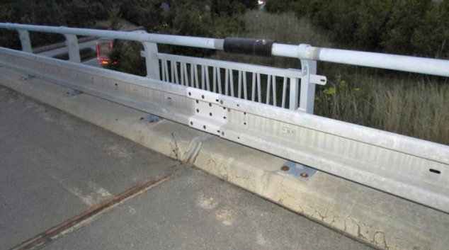 Tři mosty u R-35 jsou bez zábradlí