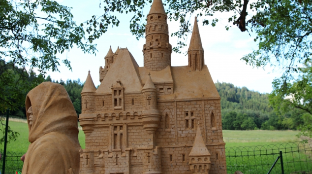 Obří hrad z písku vyrostl na Bludovečku