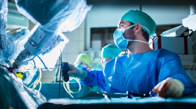 V robotickém centru FN Olomouc lékaři provedli tisící operaci