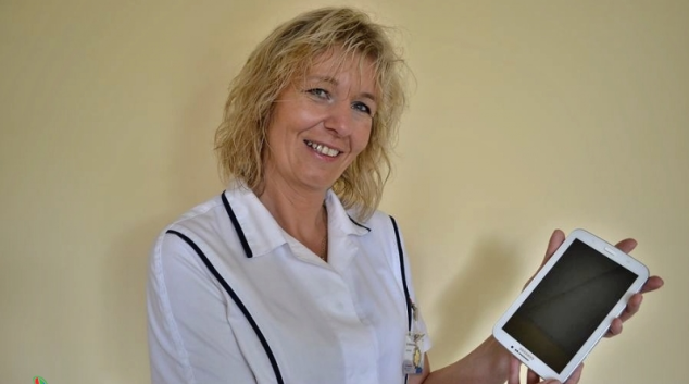 Neslyšícím pomohou při komunikaci s lékaři tablety