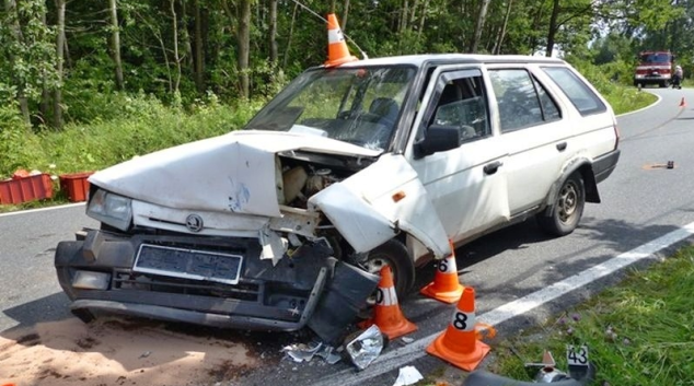 Při rychlé jízdě z kopce za Vidnavou řidič havaroval