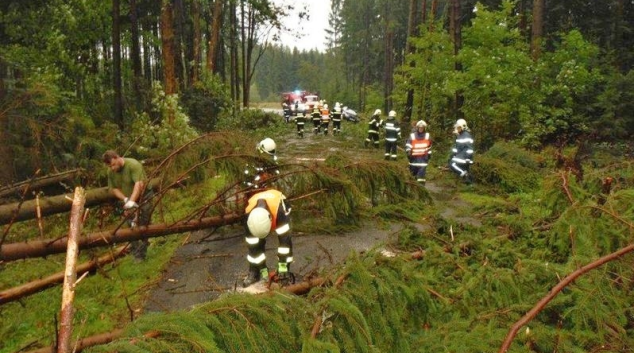 Nedělní bouřky si vyžádaly stovky výjezdů hasičů