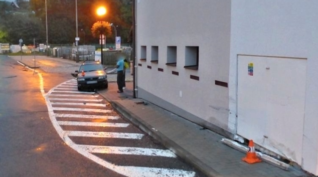 Řidič v Jeseníku se chtěl vyhnout policií a nacouval do budovy