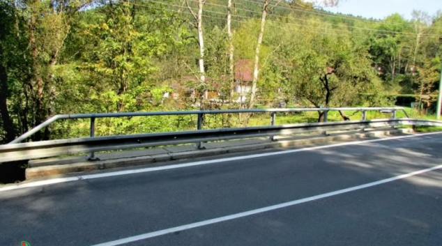 Zloděj ukradl část mostního zábradlí v Sobotíně