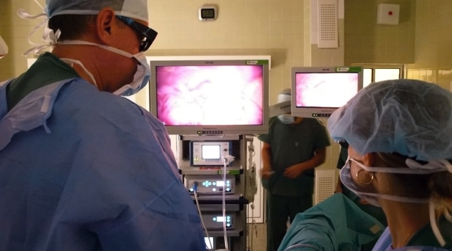 Gynekologové v Olomouci operují s 3D brýlemi