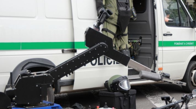 Pyrotechnici prohledávají závod Zora Olomouc