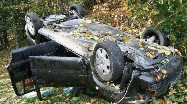 Řidič nechal nabourané auto mezi Bukovicemi a Bušínem