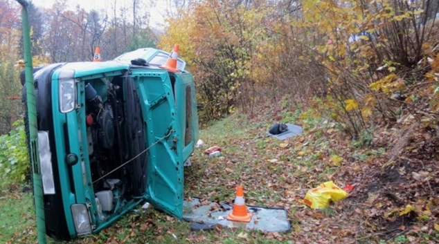 Řidič v Žulové zakončil jízdu na střeše