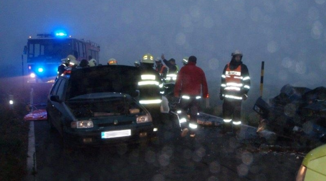 Ve Vlčích na Jesenicku se kvůli mlze srazila tři vozidla