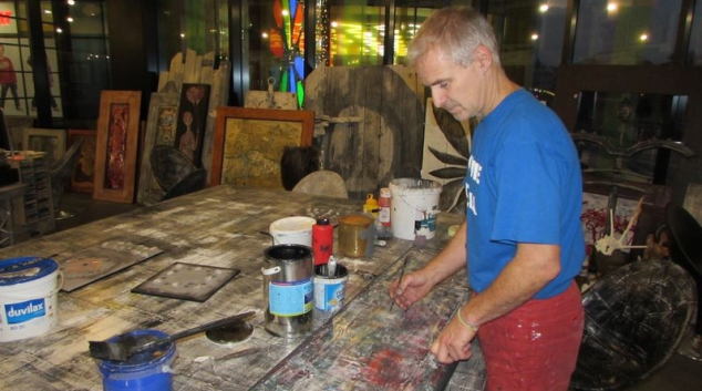 Výtvarník Marcel Hubáček tvoří před zraky návštěvníků