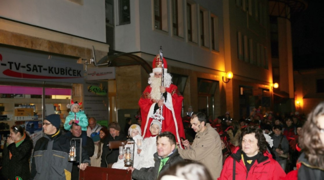Mikulášský průvod v Šumperku přilákal do centra davy lidí