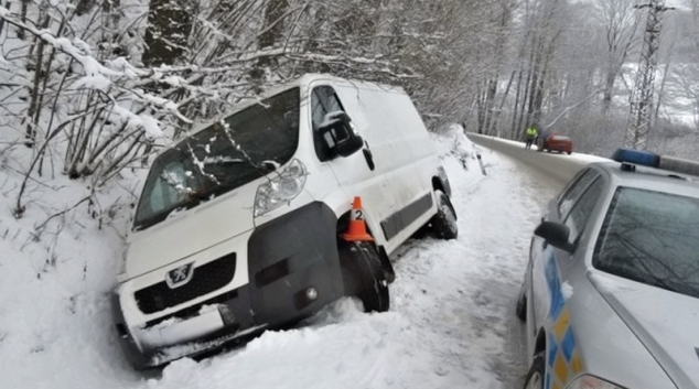 Husté sněžení komplikuje dopravu na Jesenicku