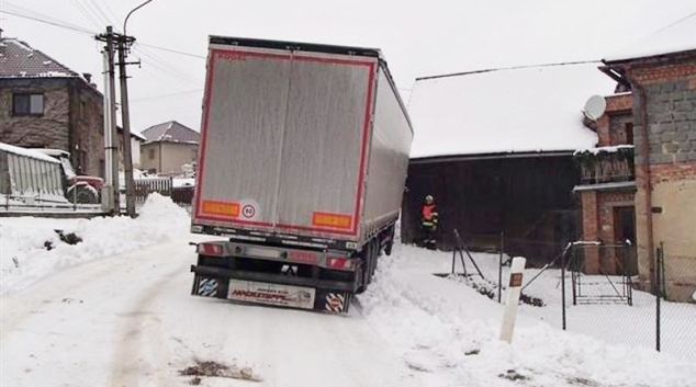 Nad rodinným domem v Jedlí zůstal viset kamion